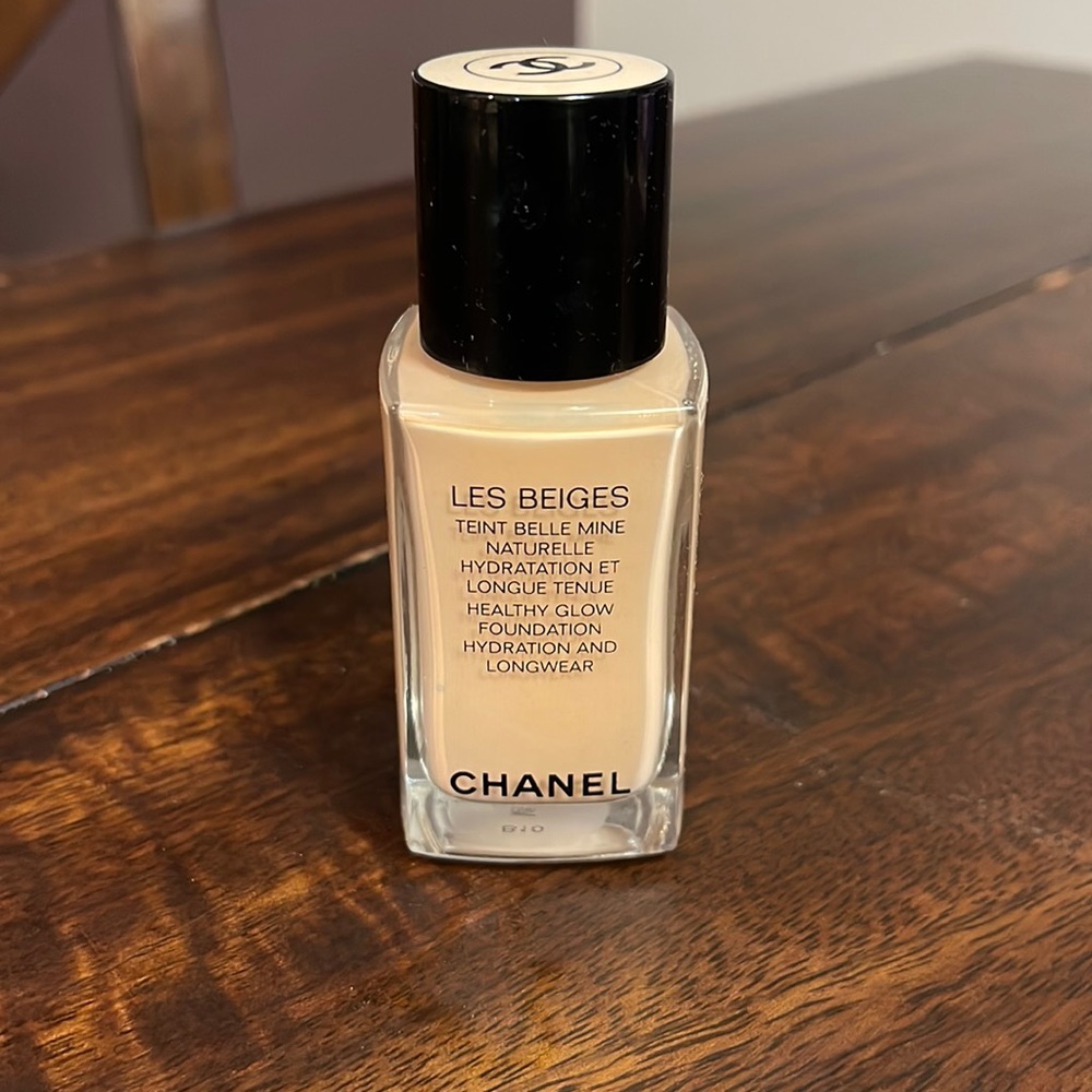 Chanel  Les Beiges Healthy Glow Foundation & Longwear